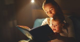 4 bonnes raisons de lire une histoire à vos enfants le soir