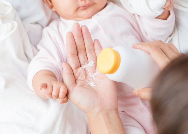 Le talc pour les bébés : utile ou dangereux ? - May app
