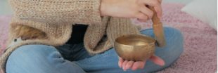 Sonothérapie: vibrez avec le massage sonore aux bols tibétains