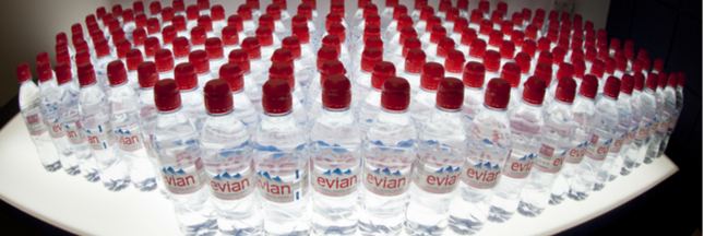 100 De Plastique Recycle Pour Les Bouteilles D Evian En 25