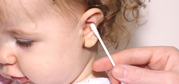 Comment nettoyer les oreilles de bébé en douceur ?