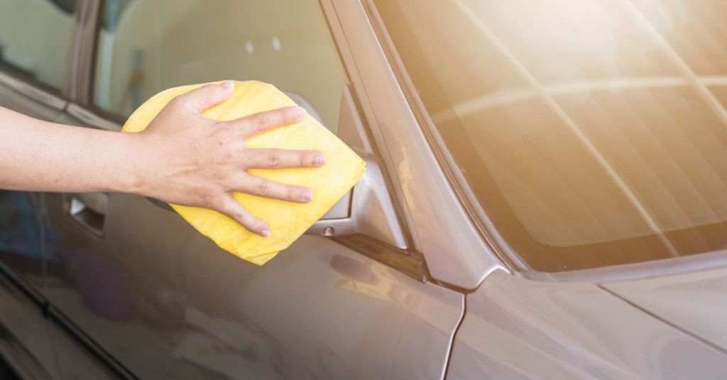 Nettoyer la carrosserie : conseils pour bien laver sa voiture
