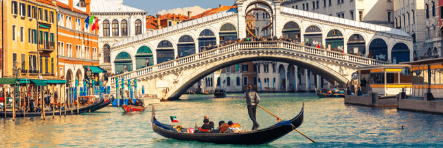 Les gondoliers de Venise plongent dans la lagune pour la nettoyer