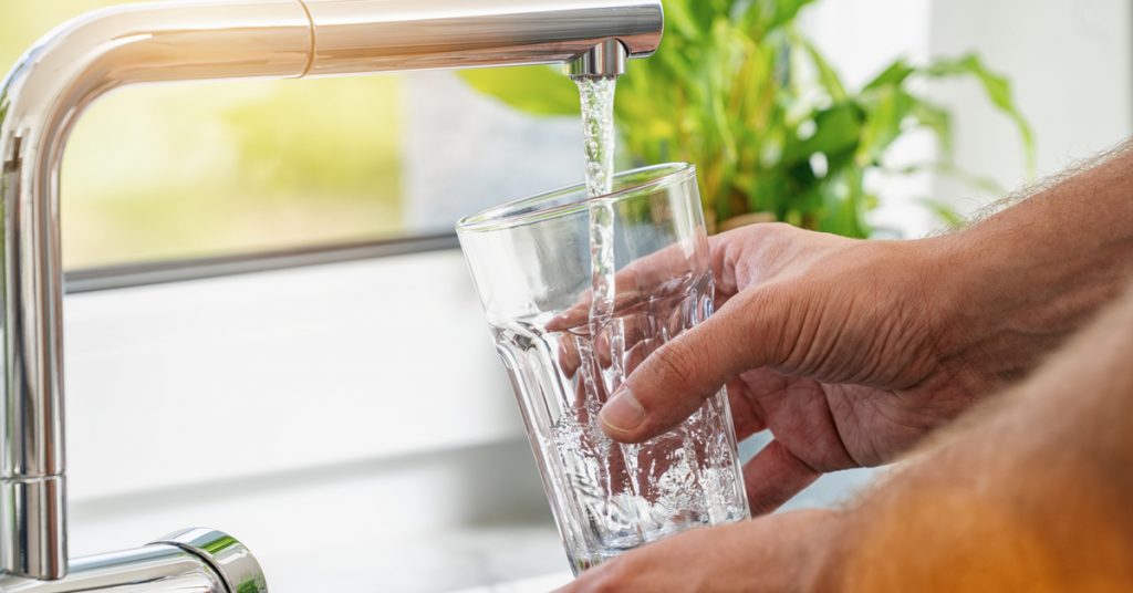 Comment purifier l'eau du robinet en 15mn, sans filtre, ni