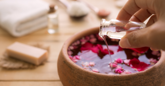 Slow cosmétique : fabriquer une huile de massage aromatique [tutoriel vidéo]