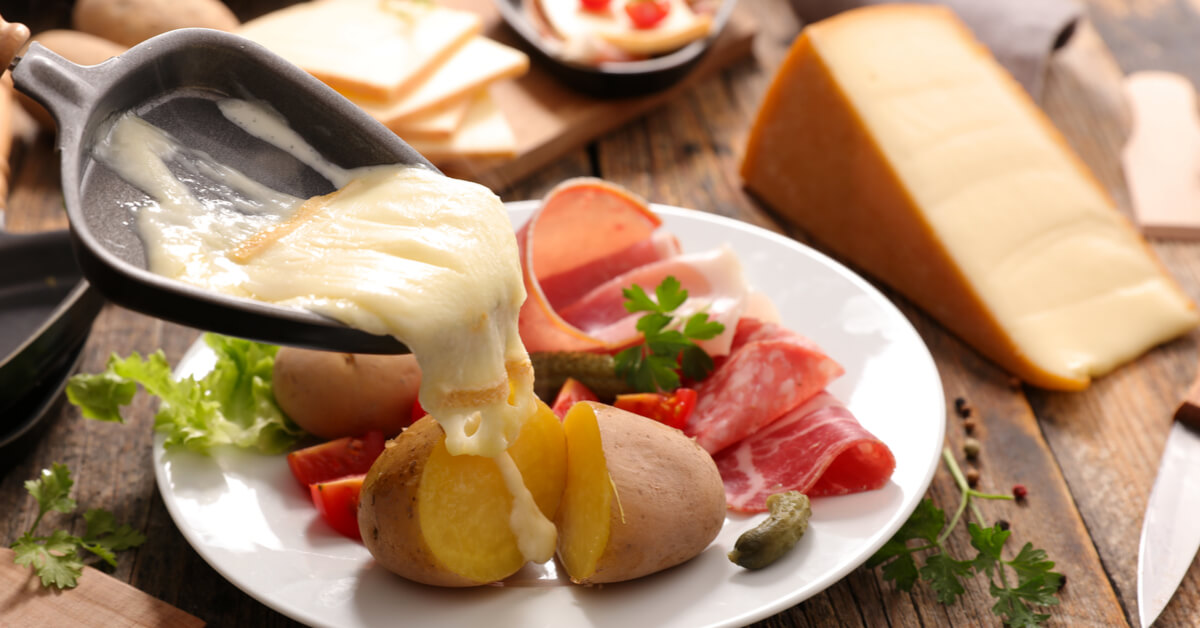 Raclette party en vue ? Voici 5 astuces magiques pour enlever les odeurs