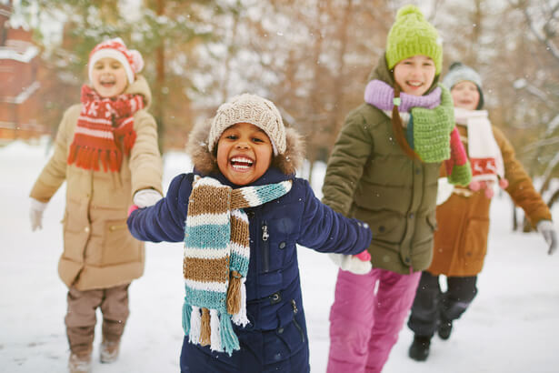 Deux Enfants Dans Des Vêtements D'hiver Image stock - Image du froid,  amusement: 35824809