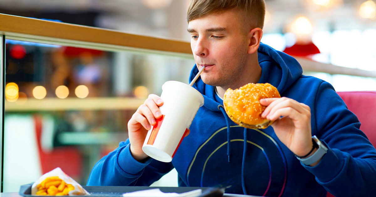 McDonald's vend de l'eau filtrée à 7 euros le litre : la polémique explose