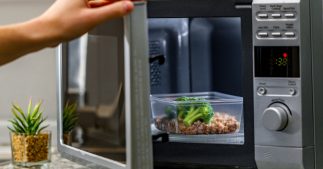 les aliments à ne pas réchauffer au micro-ondes