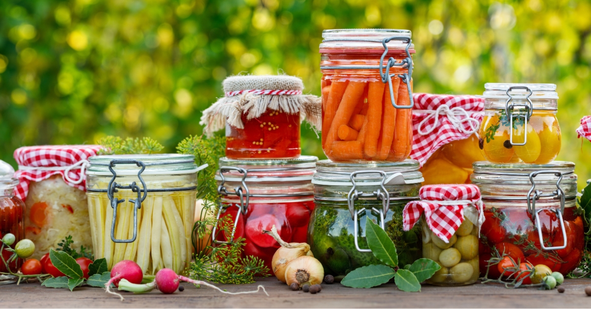 Des conserves maison avec des fruits et légumes d'été