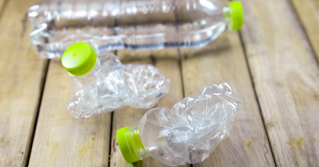 Compresser les bouteilles en plastique, une bonne habitude ?