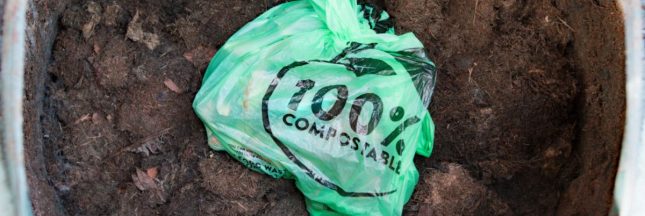 Un sac en plastique compostable et biodégradable jeté au compost