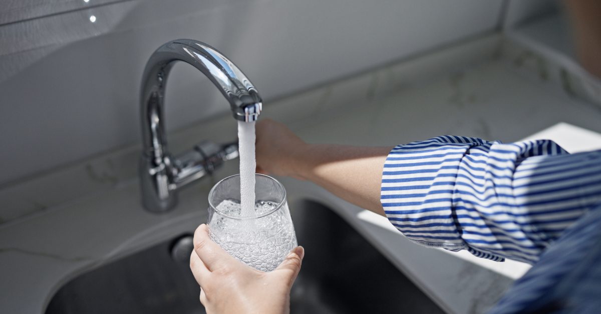 Éliminer le chlore de l’eau du robinet naturellement et gratuitement