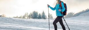 En hiver, la marche nordique se pratique aussi dans la neige