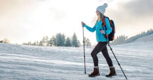 En hiver, la marche nordique se pratique aussi dans la neige