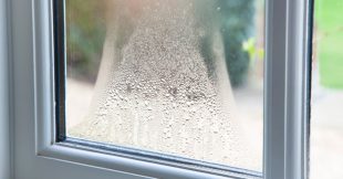 Supprimer la buée des vitres et la condensation chez soi : 6 astuces efficaces