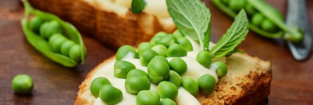 Crostini à la ricotta, pois et menthe : votre apéro d'été végétarien et rafraîchissant