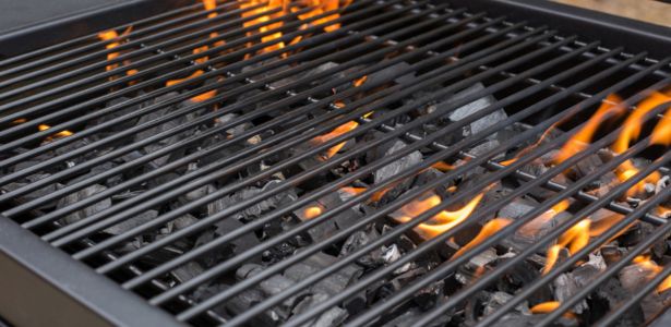 Nettoyer Son Barbecue Facilement Avec Un Seul Légume : Une Astuce Bon ...