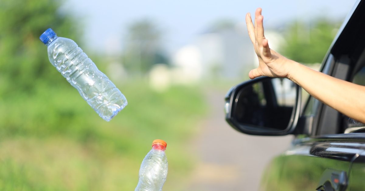 Sur l’autoroute, trop de Français jettent encore leurs déchets par la fenêtre
