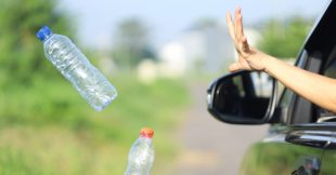 Sur l'autoroute, trop de Français jettent encore leurs déchets par la fenêtre