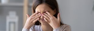 Des tâches noires devant les yeux : de quoi est-ce le symptôme ?