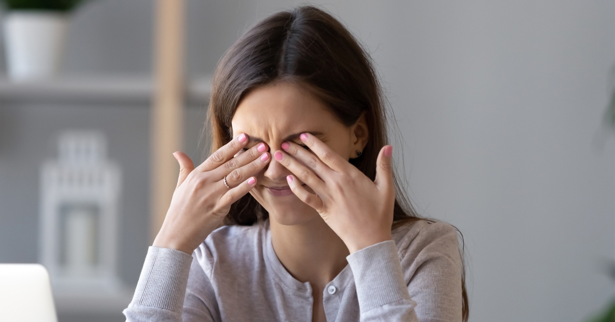 Des tâches noires devant les yeux : de quoi est-ce le symptôme ?