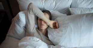 Insomnies : faut-il rester couché ou se lever ?