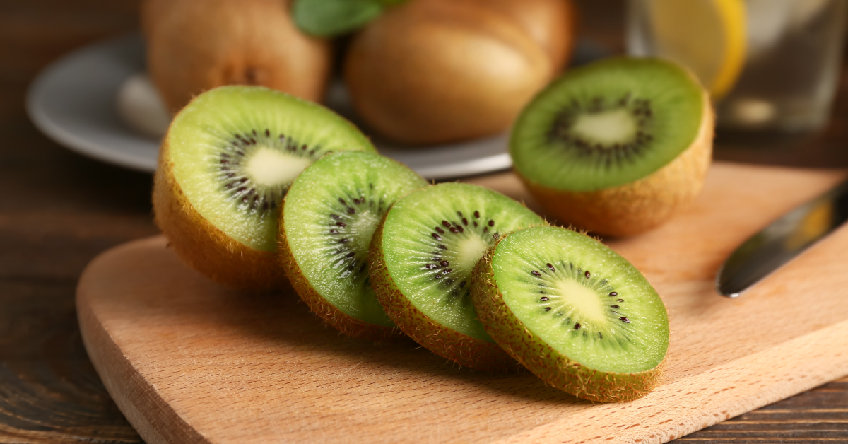 Manger la peau du kiwi : une habitude surprenante aux incroyables bienfaits pour la santé