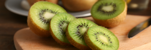 Manger la peau du kiwi : une habitude surprenante aux incroyables bienfaits pour la santé