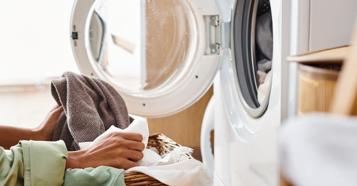 Filtres à microplastiques dans les lave-linge : le décret d’application prendra du retard