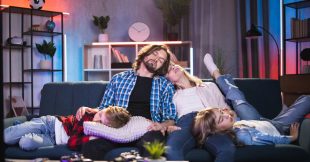 Pourquoi s'endormir devant la télé perturbe vraiment votre nuit